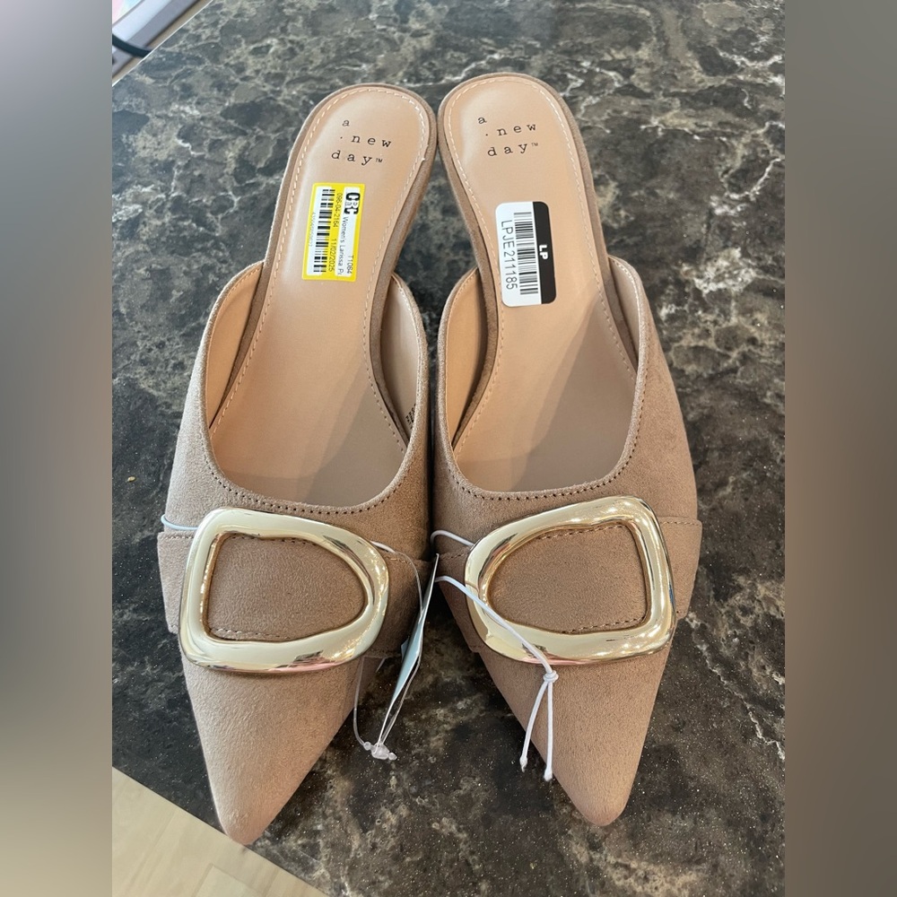 🆕 A New Day Women's Beige kitten heels with Gold Accent